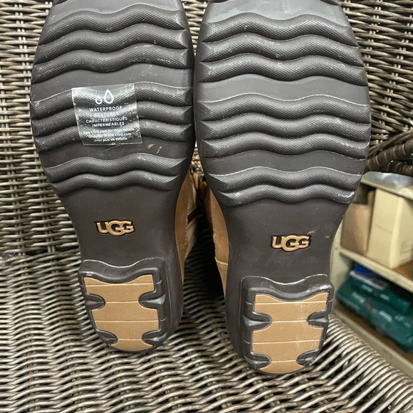 Brand new w/ out tag UGG Hapsburg Duck Boots. Never worn. - Picture 2 of 6